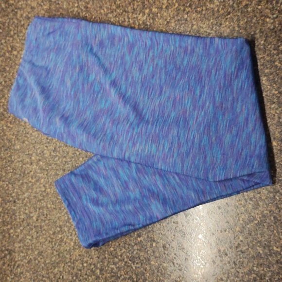 Sale! Danskin Reversible 2-in-1 Active Athletic Leggings - Capri length - Picture 2 of 12